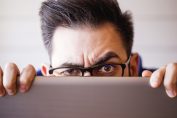 Consommateur cherchant à rester incognito sur Internet