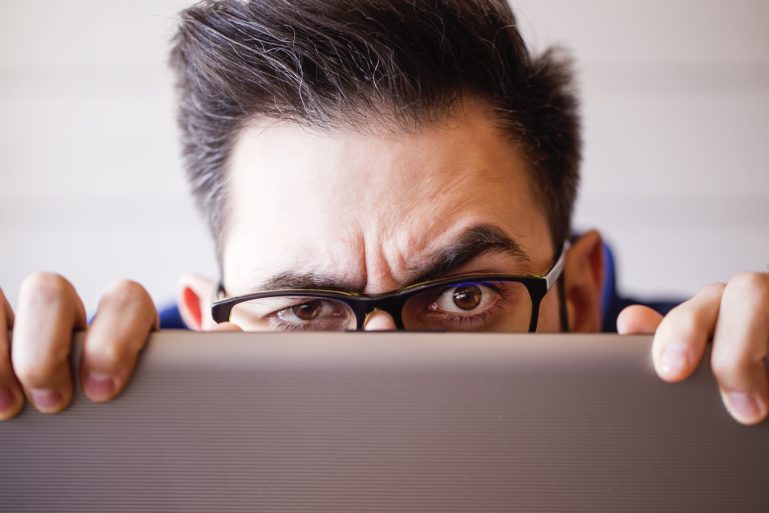 Consommateur cherchant à rester incognito sur Internet