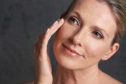 application de crème antirides