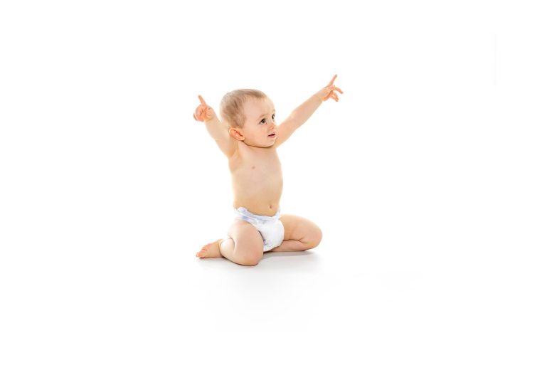 bébé avec une couche-culotte