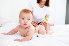 Un bébé sur lequel on applique une crème