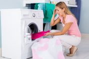 Une femme découvre avec horreur que sa serviette rouge a déteint sur du linge blanc !