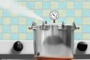 Une cocotte-minute qui laisse échapper un jet de vapeur