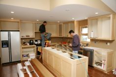 Des ouvriers installent une cuisine