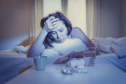 Femme au lit avec des médicaments