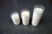 De grandes bougies avec un contenant en plastique