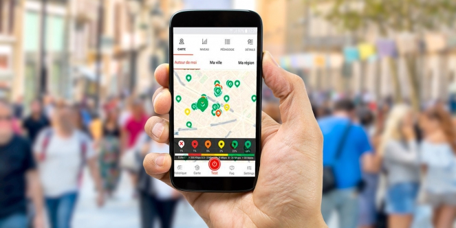 testeur de connexion mobile mesurant le débit Internet dans une rue passante