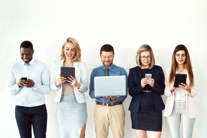Cinq personnages de face utilisent de face et debout un smartphone, une tablette, un ordinateur portable.
