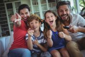 Une famille vue depuis la place de l'écran de télévision sans doute durant un match de football