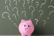 Une tirelire cochon avec des points d'interrogation