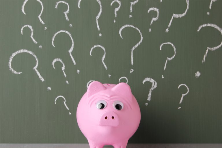 Une tirelire cochon avec des points d'interrogation