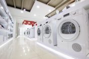 Un rayon de lave-linge dans un magasin