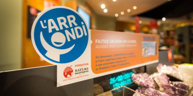 Une affiche d'information sur l'Arrondi dans un magasin Nature & Découvertes