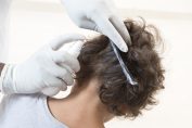 Un enfant dont on passe les cheveux au peigne fin