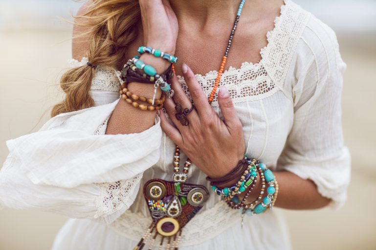 Une femme portant des bijoux fantaisie aux bras