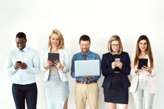 Cinq personnages utilisent un smartphone, une tablette, un ordinateur portable.