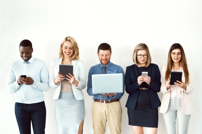 Cinq personnages utilisent un smartphone, une tablette, un ordinateur portable.