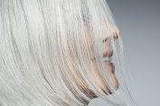 Femme aux cheveux blancs