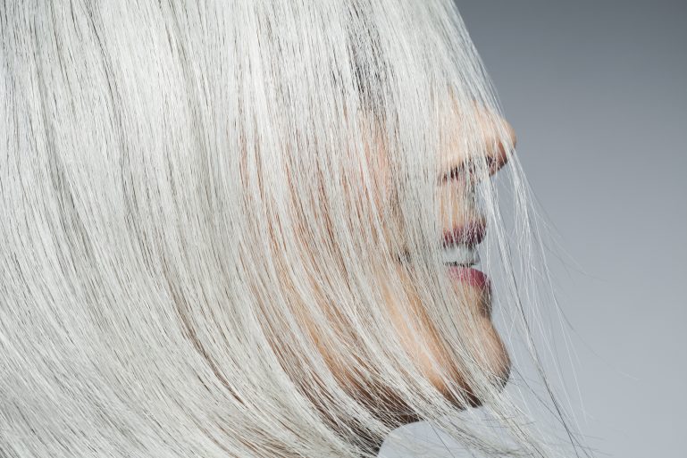 Femme aux cheveux blancs