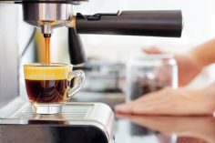 Une vue de près d'une tasse de café qui se remplit