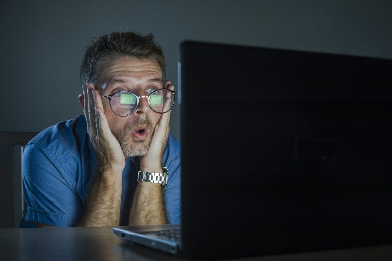 internaute surpris devant son ordinateur