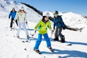 enfants et parents au ski