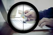 Carte bancaire dans un viseur