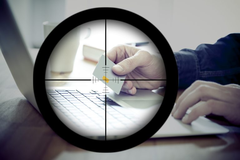Carte bancaire dans un viseur