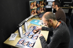 Deux hommes analysant la qualité d'impression de photographies