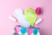 Pochette avec tampons et serviettes hygiéniques