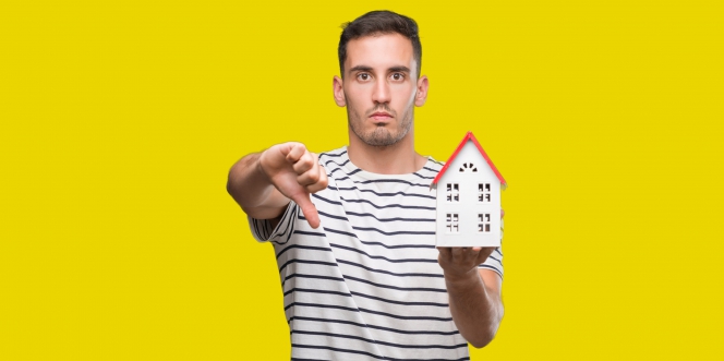 vendeur de logement pouce vers le bas