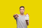 vendeur de logement pouce vers le bas