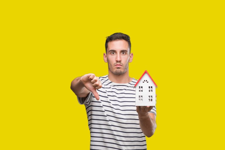 vendeur de logement pouce vers le bas