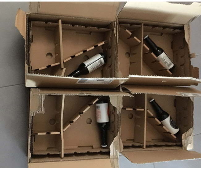 4 cartons avec chacun une bouteille de bière à l’intérieur