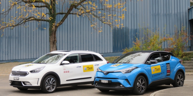 Deux voitures hybrides côte à côte : un Toyota C-HR et un Kia Niro 