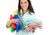 Une femme présente du linge qu'elle vient de nettoyer et repasser