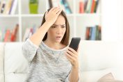 abonnée SFR agacée devant son smartphone