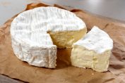 Camembert avec un morceau coupé
