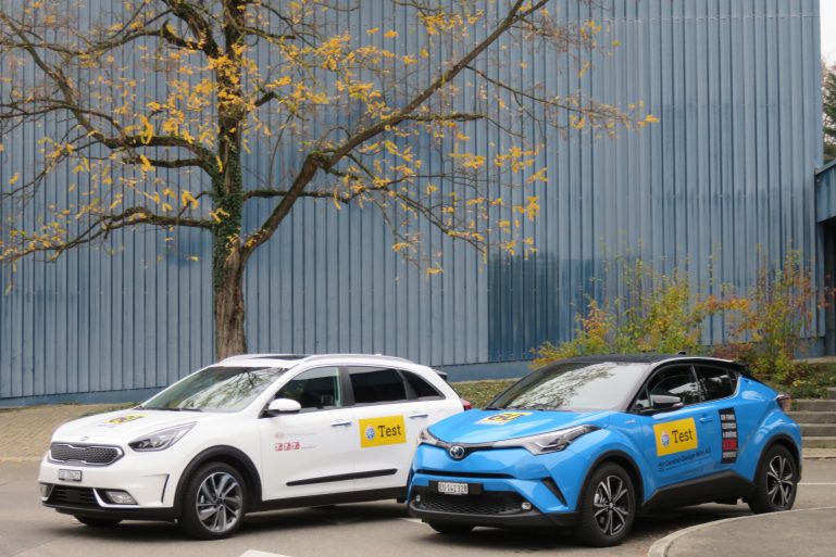 Deux voitures hybrides côte à côte : un Toyota C-HR et un Kia Niro 