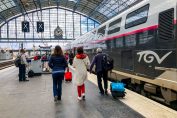 TGV avec des voyageurs à quai