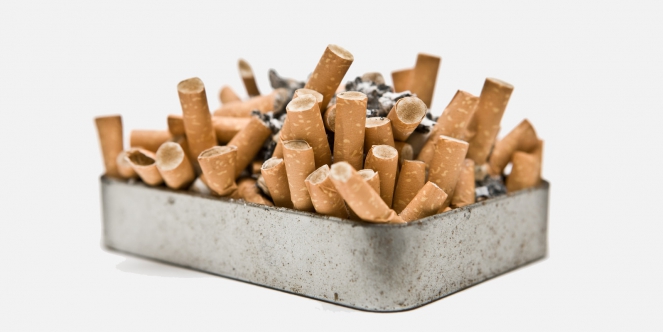 cendrier plein de mégots de cigarette
