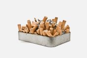 cendrier plein de mégots de cigarette