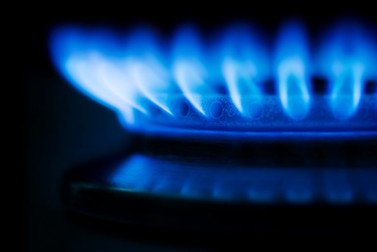 Un brûleur de gaz avec une belle flamme bleue