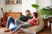 Un couple se détend dans une pièce apparemment bien chauffée
