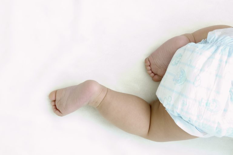 Fesses de bébé qui porte une couche