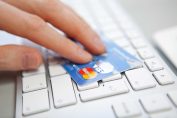 carte bancaire et clavier d'ordinateur