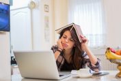 lycéenne fatiguée en train de réviser