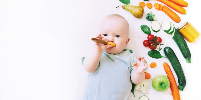 bébé avec des légumes et un pot de compote