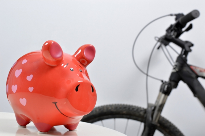 tirelire cochon et vélo