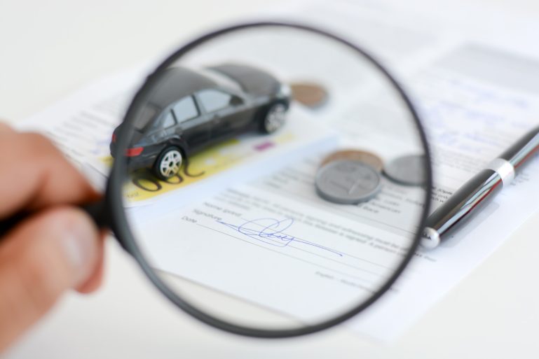 examen d'un contrat de gravage antivol pour automobile